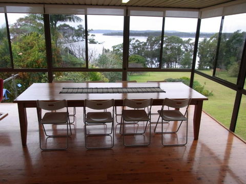 A LAKEHOUSE ESCAPE - A Waterfront Reserve On Shores Of Lake Macquarie - Accommodation Australia 3