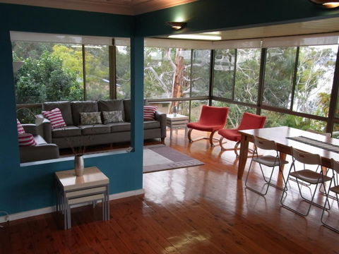 A LAKEHOUSE ESCAPE - A Waterfront Reserve On Shores Of Lake Macquarie - Accommodation Australia 2