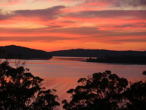 A LAKEHOUSE ESCAPE - A Waterfront Reserve On Shores Of Lake Macquarie - Accommodation Australia 0