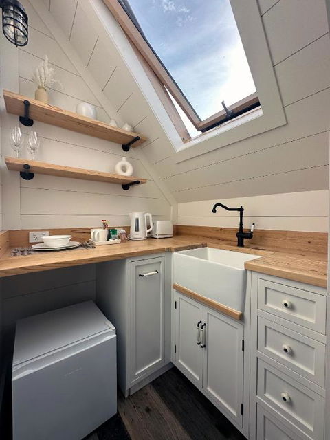A Majestic Victorian Private Rear Access Quarters - Accommodation Australia 3