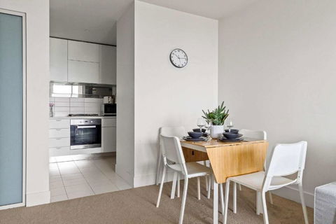 A Modern & Cozy 2BR Apartment With City Views - Accommodation Australia 3