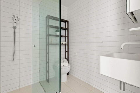 A Modern & Cozy 2BR Apartment With City Views - Accommodation Australia 4