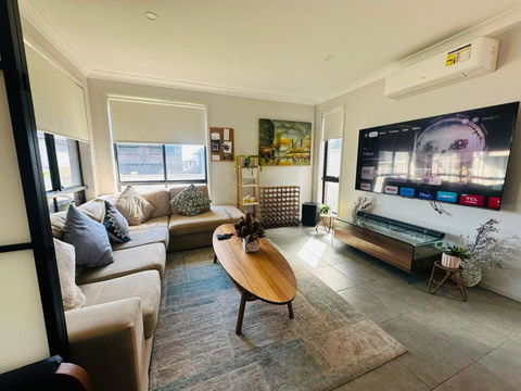 A Private Ensuite With AC And TV - Accommodation Australia 1
