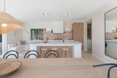 A Slice Of Paradise, Newly Transformed Avalon House With Breathtaking Views - Accommodation Australia 3