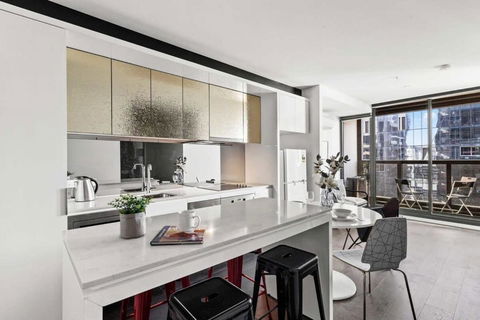 A Stylish 2BR Apt Next To Southern Cross With City Views - Accommodation Australia 2