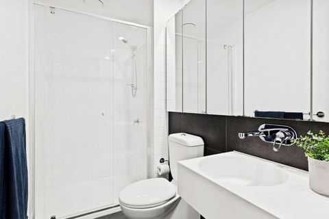 A Stylish 2BR Apt Next To Southern Cross With City Views - Accommodation Australia 3