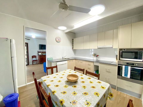 A Yearenda - Water Views -3BR - Steps To The Beach - Accommodation Australia 4