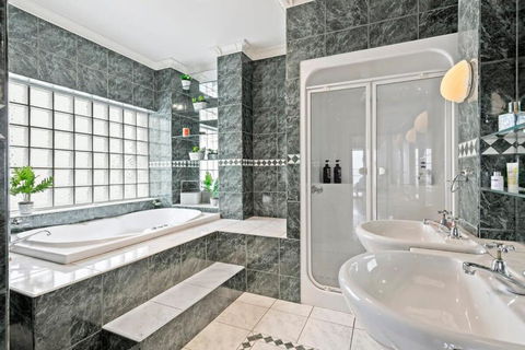Absolute Bay Frontage With Open Fire And Spa Bath - Accommodation Australia 3