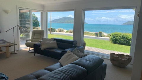 Absolute Beach Front - Accommodation Australia 2