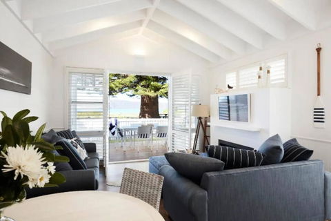 Absolute Beach Front House Panoramic Views - Local Tourism 4