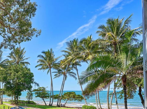 Absolute Beachfront 2 Bedroom Apartment Alassio Palm Cove - Accommodation Australia 3