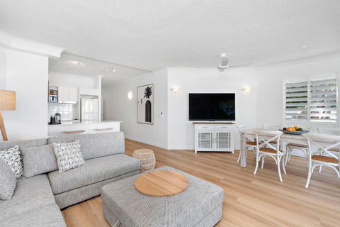Absolute Beachfront 2 Bedroom Apartment Alassio Palm Cove - Accommodation Australia 4