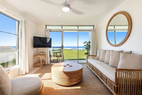 Absolute Beachfront Apartment 11B - Accommodation Australia 0