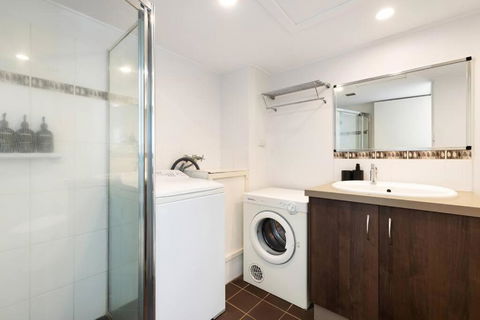 Absolute Beachfront Apartment 11B - Accommodation Australia 4