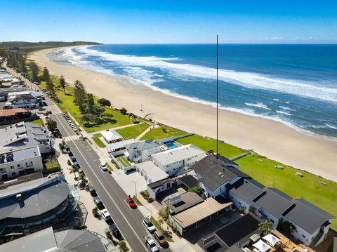 Absolute Beachfront Apartment 11B - Accommodation Australia 1