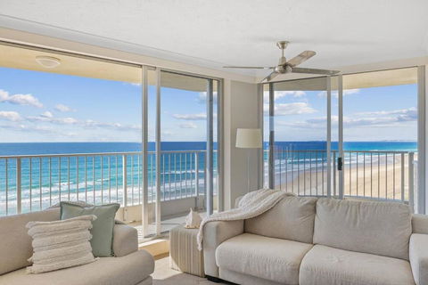 Absolute Beachfront Apartment - Accommodation Australia 0