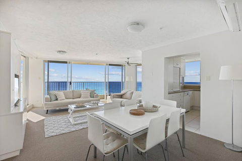 Absolute Beachfront Apartment - Accommodation Australia 3