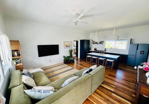 Absolute Beachfront Bowen Beach House-family Time - Accommodation Australia 3