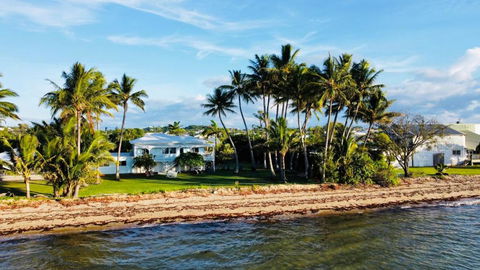 Absolute Beachfront Bowen Beach House-family Time - Accommodation Australia 0