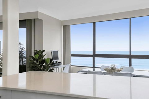 Absolute Beachfront Royal Palms - Accommodation Australia 3