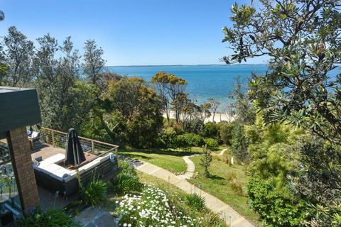 Absolute Beachfront - Accommodation Australia 0