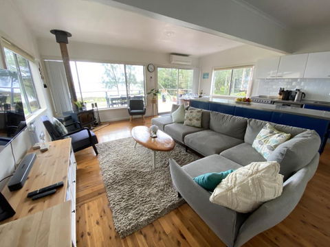 Absolute Lakefront House - Enjoy The Sunrise - Accommodation Australia 2