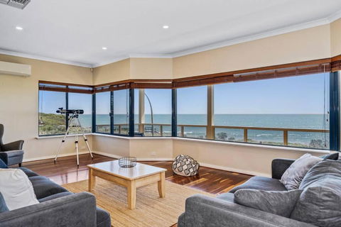 Absolute Oceanfront Escape - Accommodation Australia 3