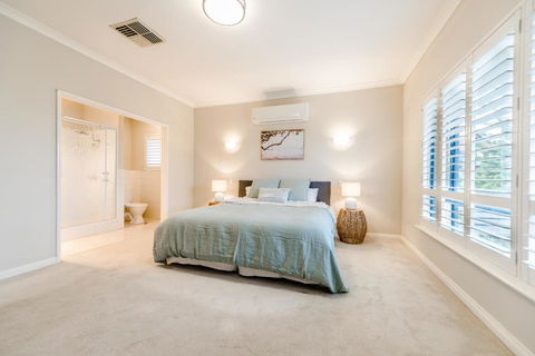 Absolute Oceanfront Escape - Accommodation Australia 4