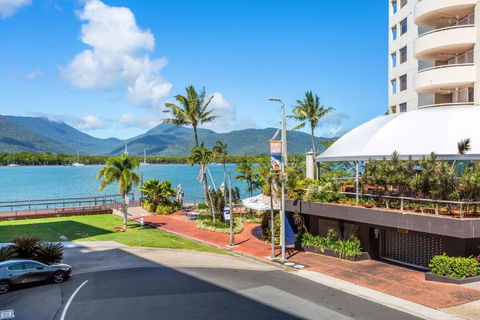 Absolute Waterfront - Enjoy Exceptional Lifestyle - Accommodation Australia 3