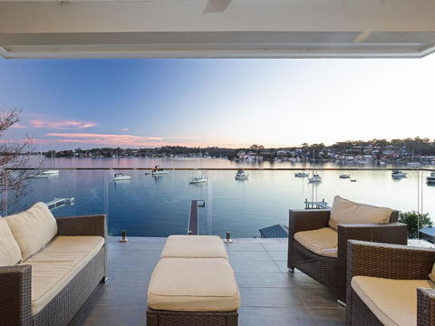 Absolute Waterfront Lakehouse Fishing Point Waterfront Pool Jetty - Accommodation Australia 2