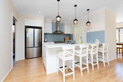 Absolutely Stunning - Bayside Point Cook 5BR Home - Accommodation Australia 2