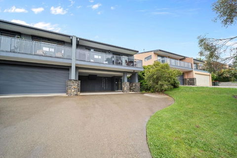 Acacia 2 - Modern 3BR Townhouse L Bath L WiFi L BBQ L Foxtel - Accommodation Australia 1