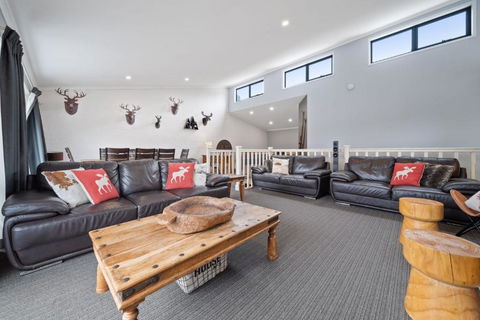 Acacia 2 - Modern 3BR Townhouse L Bath L WiFi L BBQ L Foxtel - Accommodation Australia 2