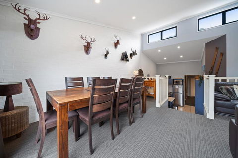 Acacia 2 - Modern 3BR Townhouse L Bath L WiFi L BBQ L Foxtel - Accommodation Australia 4