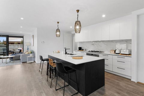 ADELPHI In The Point - Accommodation Australia 4