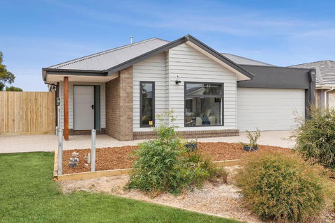 ADELPHI In The Point - Accommodation Australia 0