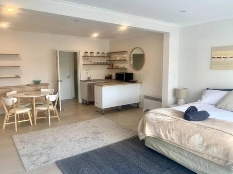 Adorable Studio Next To Cafe, Walk To Beach! - Accommodation Australia 3