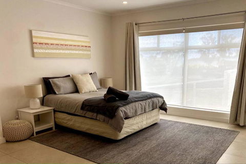 Adorable Studio Next To Cafe, Walk To Beach! - Accommodation Australia 1