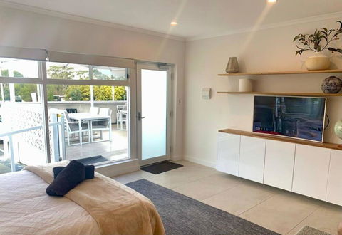 Adorable Studio Next To Cafe, Walk To Beach! - Accommodation Australia 2