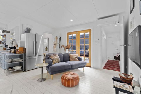 Adrift - Pet-friendly - 5 Min Walk To Bay - Rustic Charm - Accommodation Australia 1
