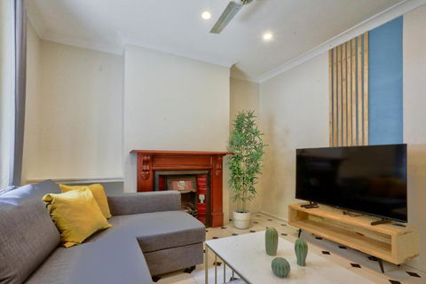 Affordable 3 Bedroom House Darlinghurst With 2 E-Bikes Included - Accommodation Australia 0