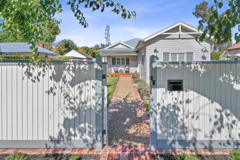 Ailsafield - Home In The Heart Of Mansfield - Accommodation Australia 0