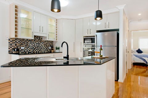 Adrift At Dolphin Cove Apt 5 - Riverfront Modern - Accommodation Australia 3