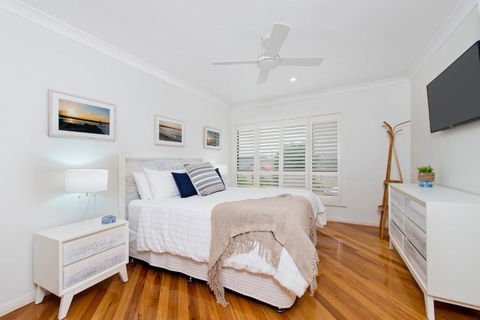 Adrift At Dolphin Cove Apt 5 - Riverfront Modern - Accommodation Australia 4