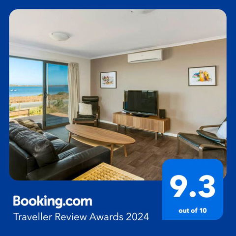 Absolute Waterfront Views And Kayaks - Accommodation Australia 3