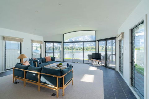 Absolute Waterfront Beach House - Accommodation Australia 0