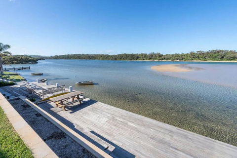Absolute Waterfront Beach House - Accommodation Australia 1