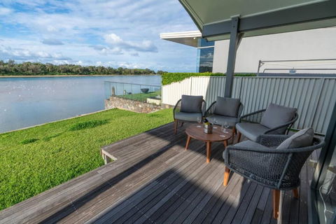 Absolute Waterfront Beach House - Accommodation Australia 2