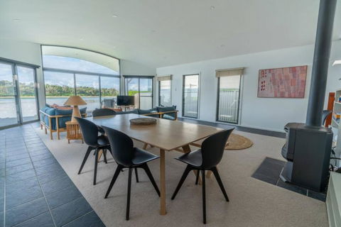 Absolute Waterfront Beach House - Accommodation Australia 4