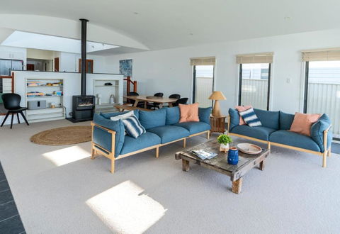 Absolute Waterfront Beach House - Accommodation Australia 3